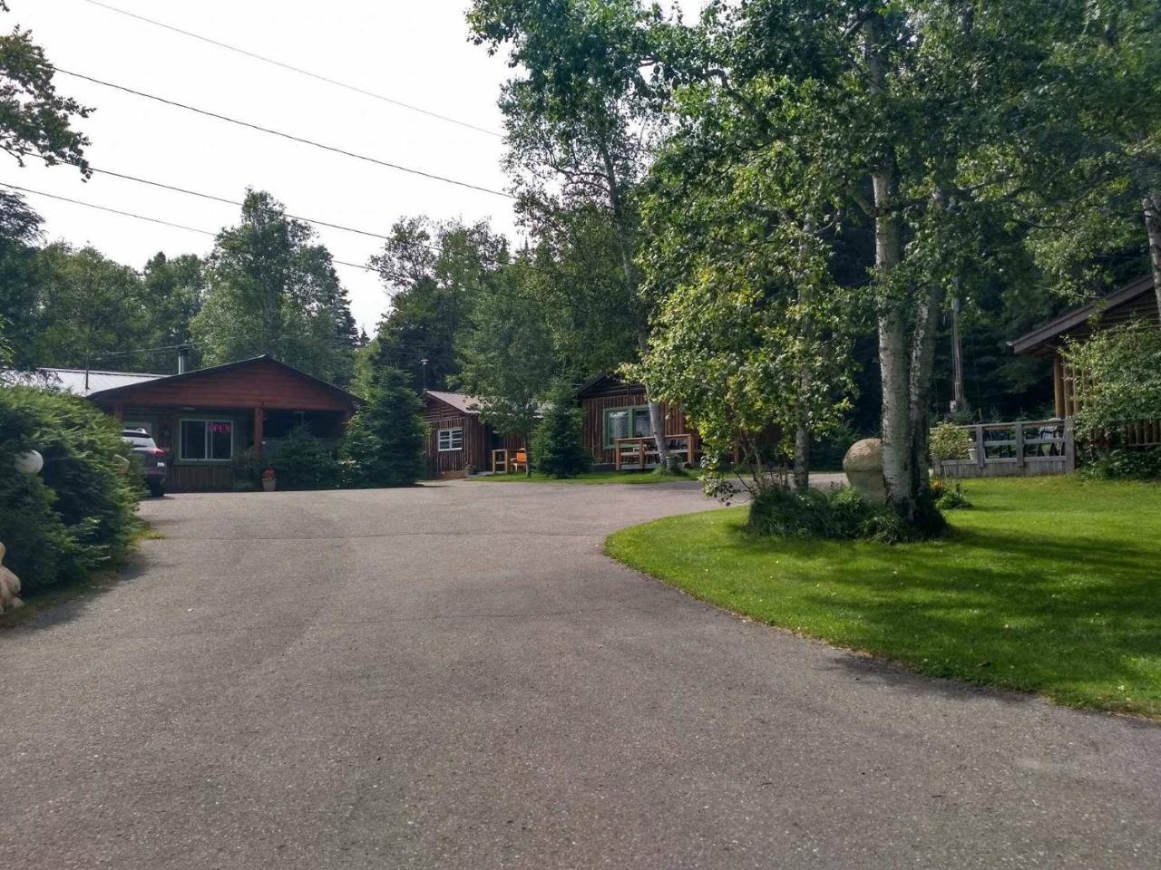 High Falls Motel & Cabins ワワ エクステリア 写真